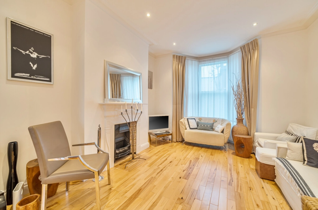 4 bedrooms houses for sale in North End Road, Golders Green - NW11 view 2