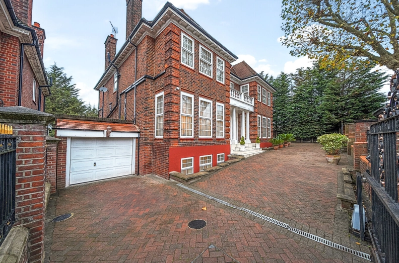 13 bedrooms houses for sale in Hocroft Road, Hampstead Borders - NW2 view 19