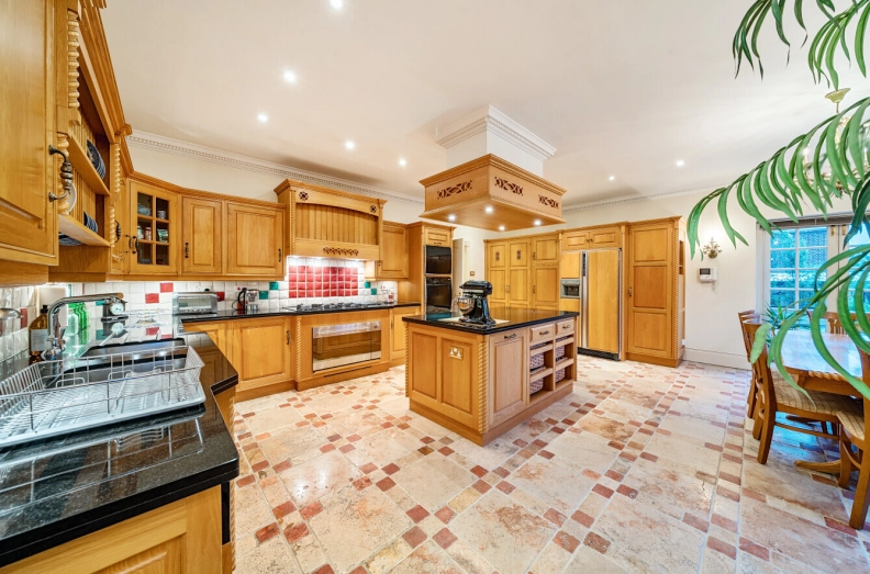 13 bedrooms houses for sale in Hocroft Road, Hampstead Borders - NW2 view 4