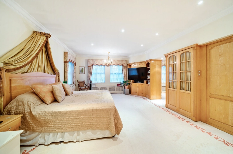 13 bedrooms houses for sale in Hocroft Road, Hampstead Borders - NW2 view 5