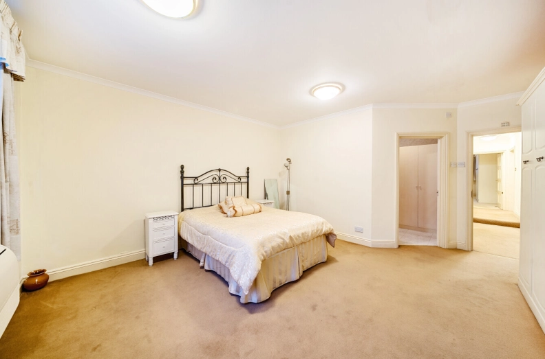 13 bedrooms houses for sale in Hocroft Road, Hampstead Borders - NW2 view 16