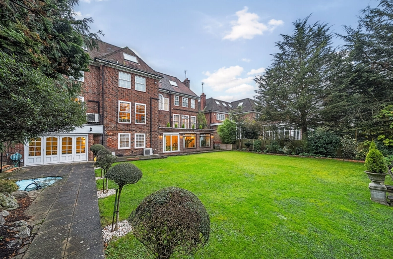 13 bedrooms houses for sale in Hocroft Road, Hampstead Borders - NW2 view 14