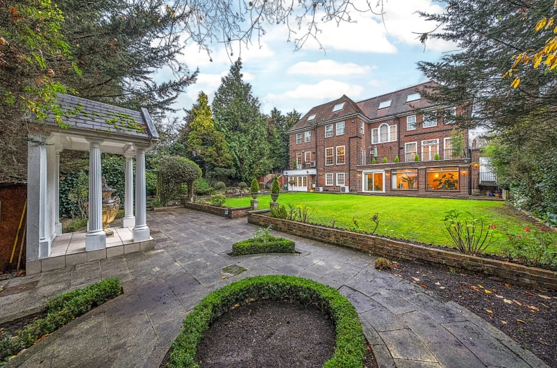 13 bedrooms houses for sale in Hocroft Road, Hampstead Borders - NW2 view 2
