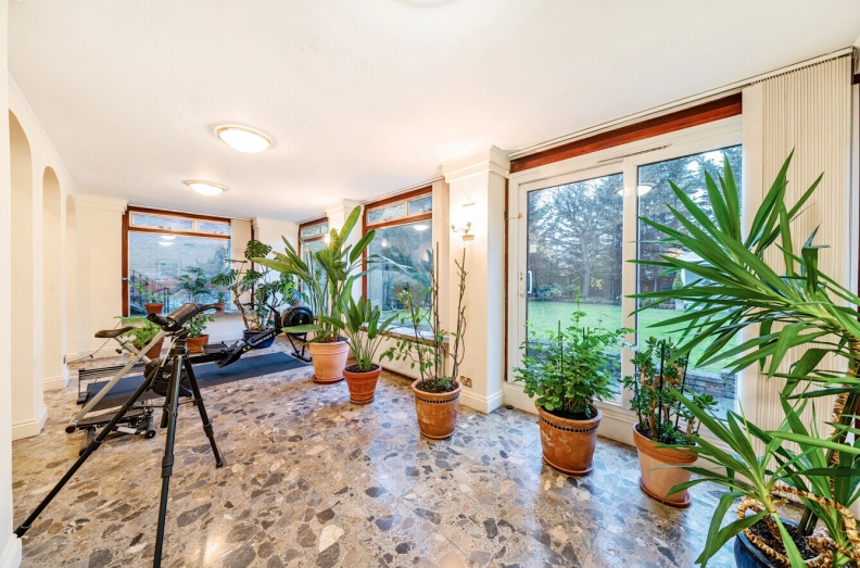 13 bedrooms houses for sale in Hocroft Road, Hampstead Borders - NW2 view 8