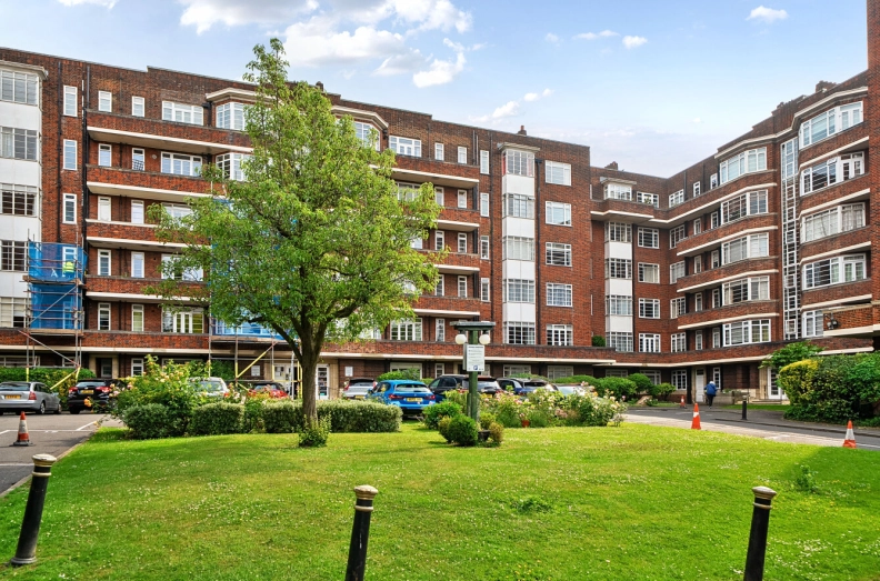 1 bedroom apartments/flats to sale in Belsize Avenue, London-image 1