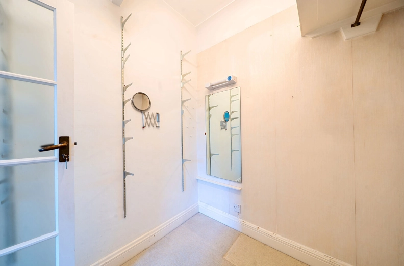 1 bedroom apartments/flats to sale in Belsize Avenue, London-image 9
