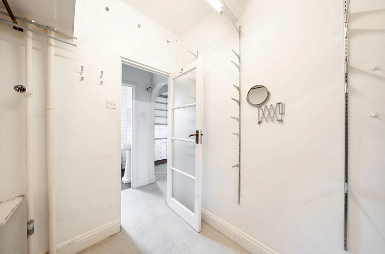 1 bedroom apartments/flats to sale in Belsize Avenue, London-image 10