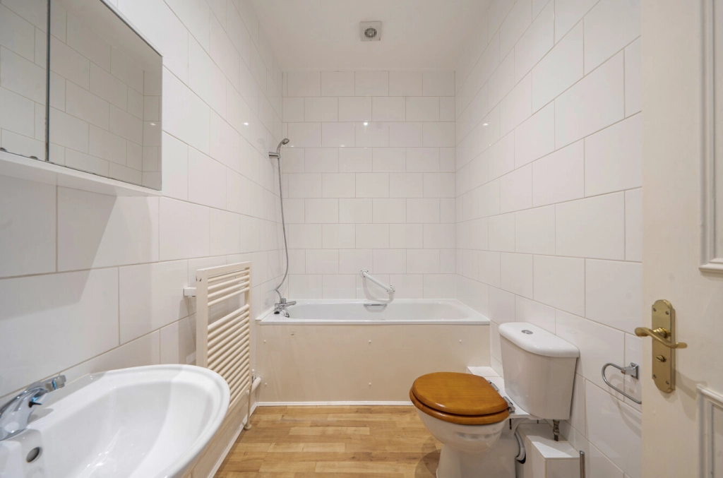 2 bedrooms apartments/flats for sale in Greencroft Gardens, South Hampstead - NW6 view 5