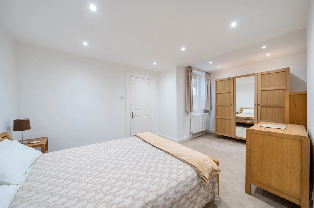 2 bedrooms apartments/flats for sale in Netherhall Gardens, London - NW3 view 4
