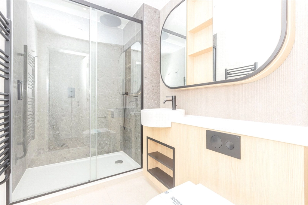 2 bedrooms apartments/flats for sale in Henshaw Parade, The Hyde, London - NW9 view 4