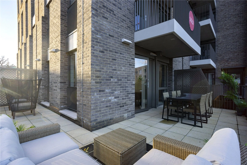1 bedroom apartments/flats for sale in Medawar Drive, London - NW7 view 5