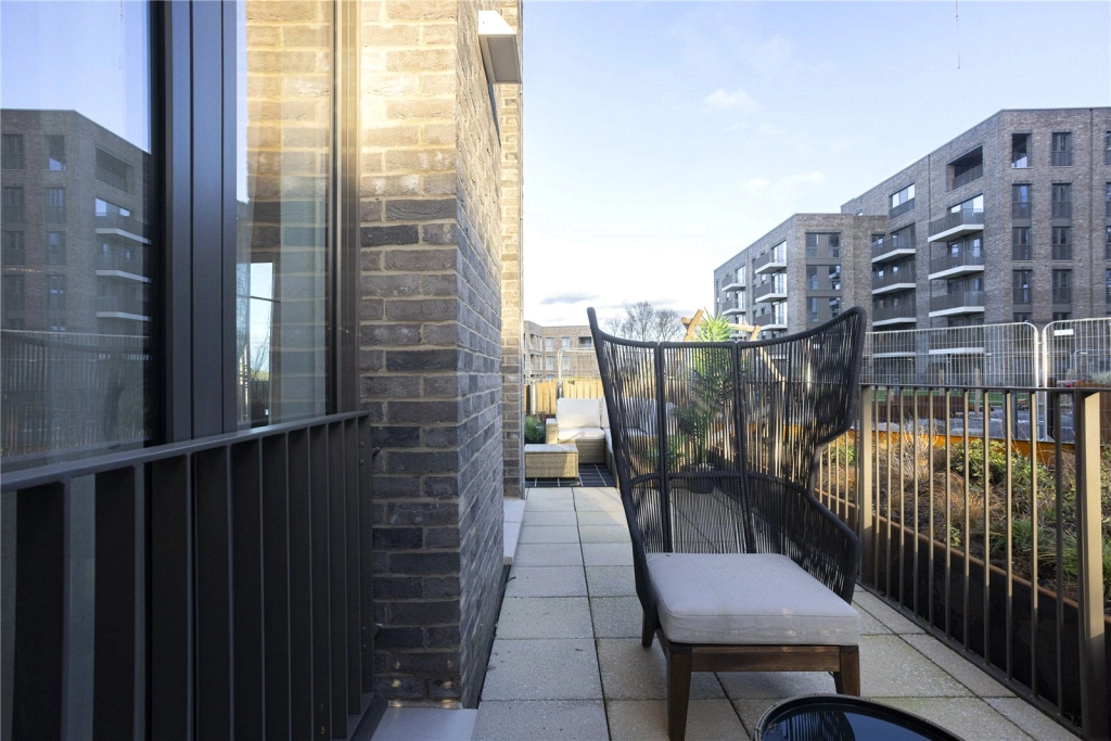 1 bedroom apartments/flats for sale in Medawar Drive, London - NW7 view 4