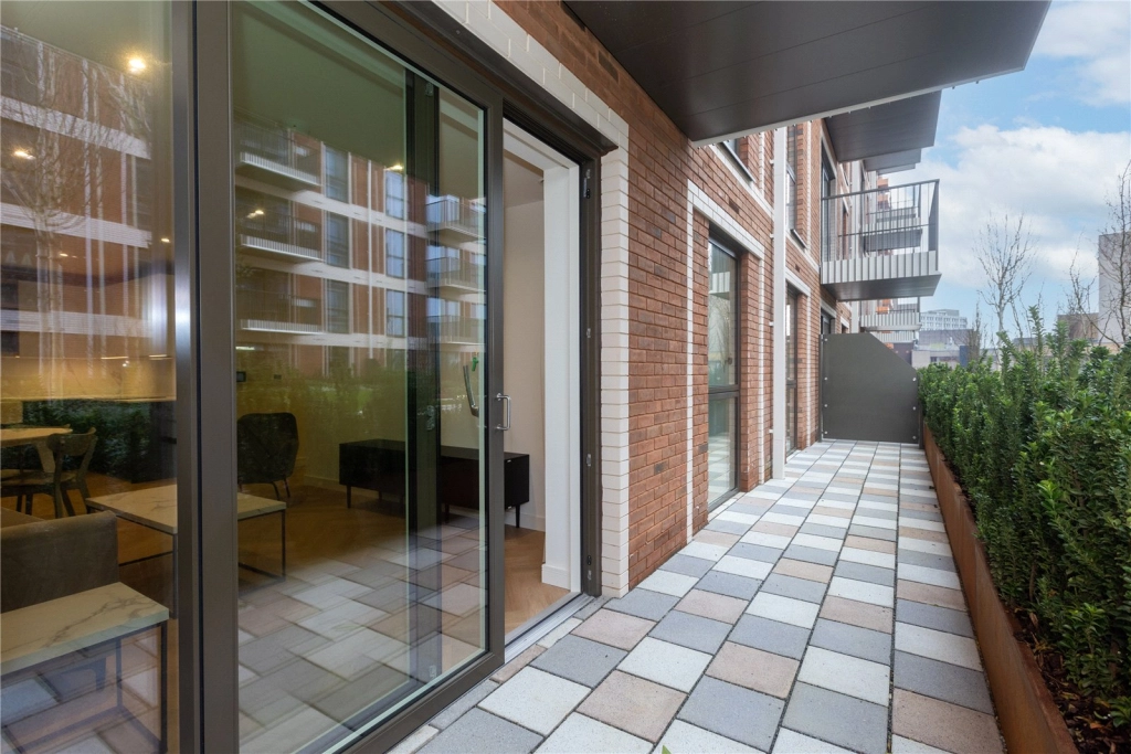 2 bedrooms apartments/flats for sale in Henshaw Parade, The Hyde, London - NW9 view 6