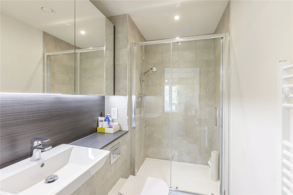 1 bedroom apartments/flats for sale in Inglis Way, London - NW7 view 4