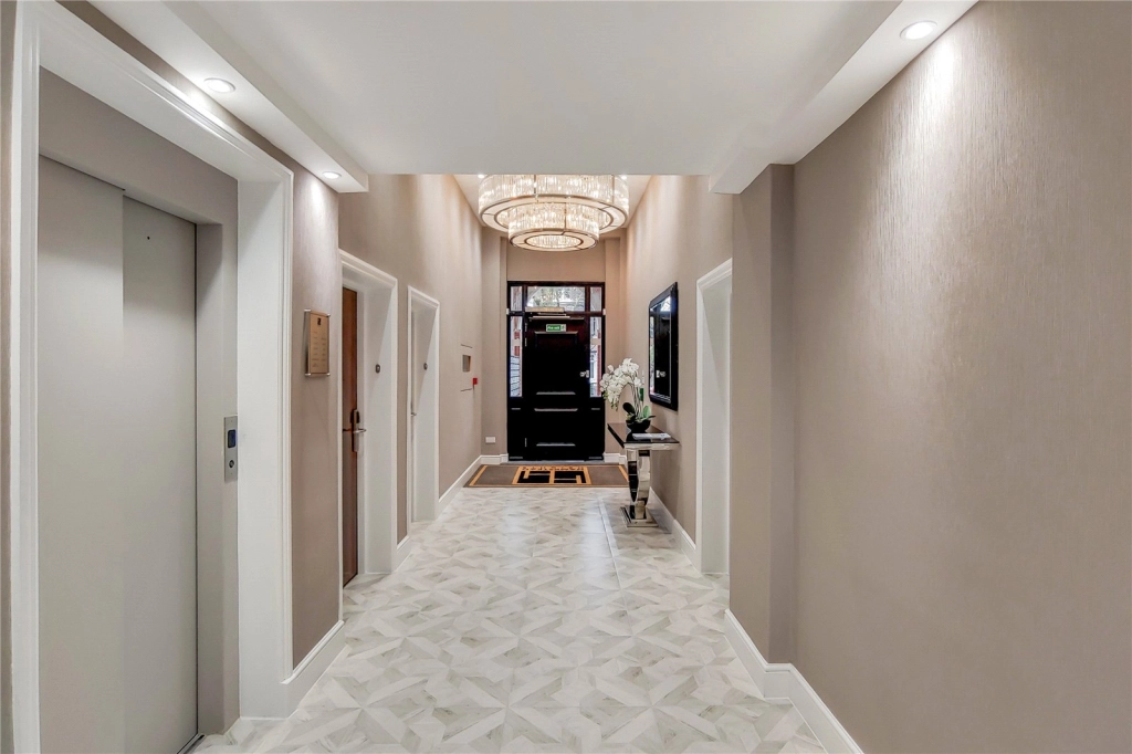 2 bedrooms apartments/flats for sale in Fitzjohns Avenue, London - NW3 view 2