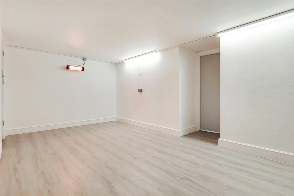 2 bedrooms apartments/flats for sale in Fitzjohns Avenue, London - NW3 view 8