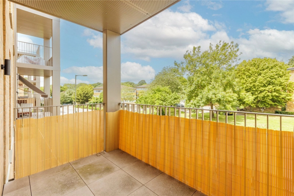 2 bedrooms apartments/flats for sale in Inglis Way, London - NW7 view 3