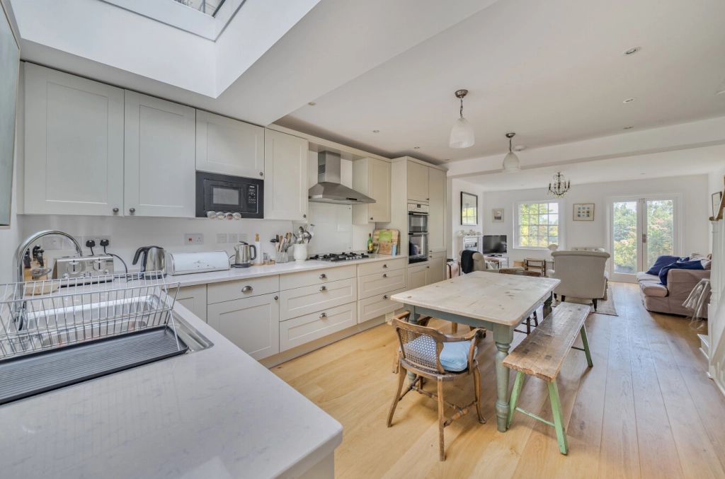 3 bedrooms houses for sale in Southwood Lane, London - N6 view 3