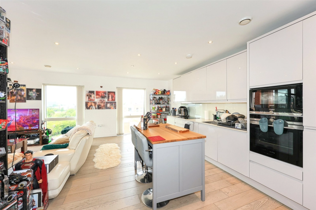 3 bedrooms apartments/flats for sale in Thonrey Close, Colindale Gardens, Colindale - NW9 view 4