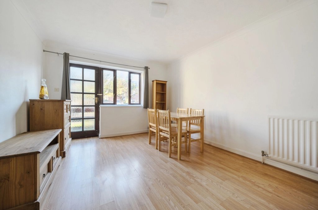 1 bedroom apartments/flats for sale in Swan Drive, Colindale - NW9 view 3