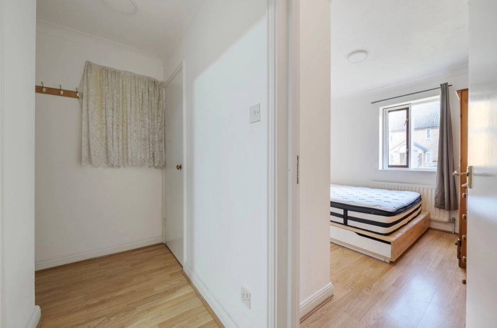 1 bedroom apartments/flats for sale in Swan Drive, Colindale - NW9 view 4