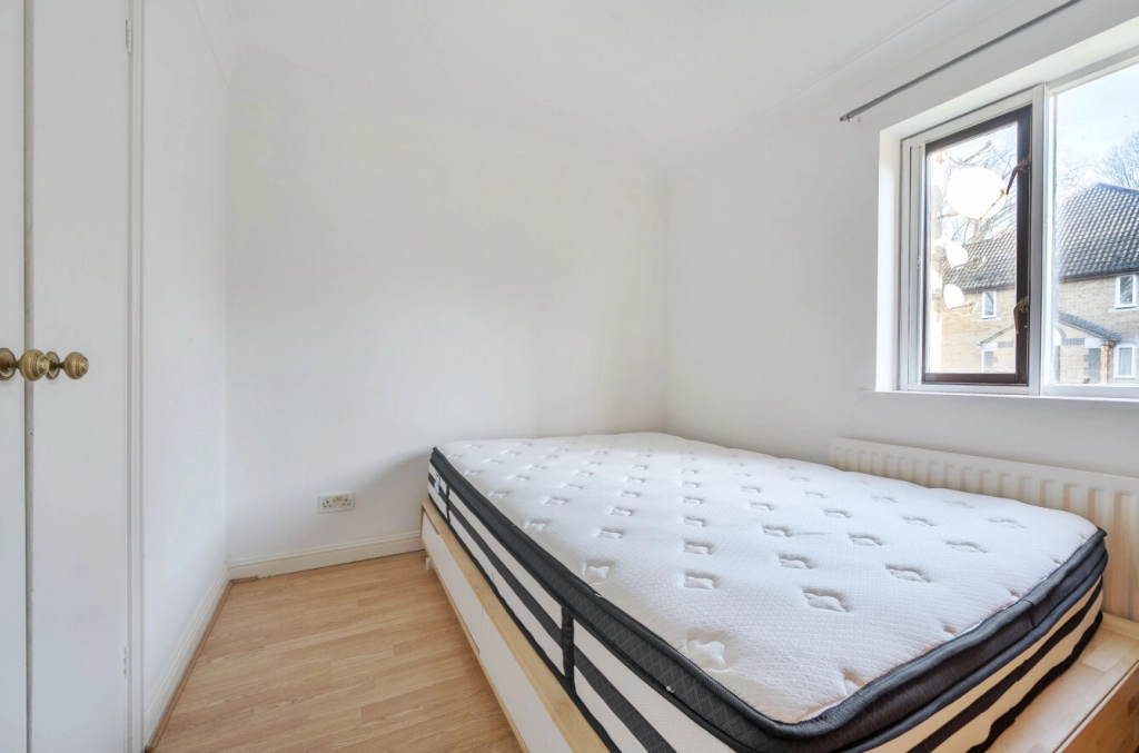 1 bedroom apartments/flats for sale in Swan Drive, Colindale - NW9 view 5