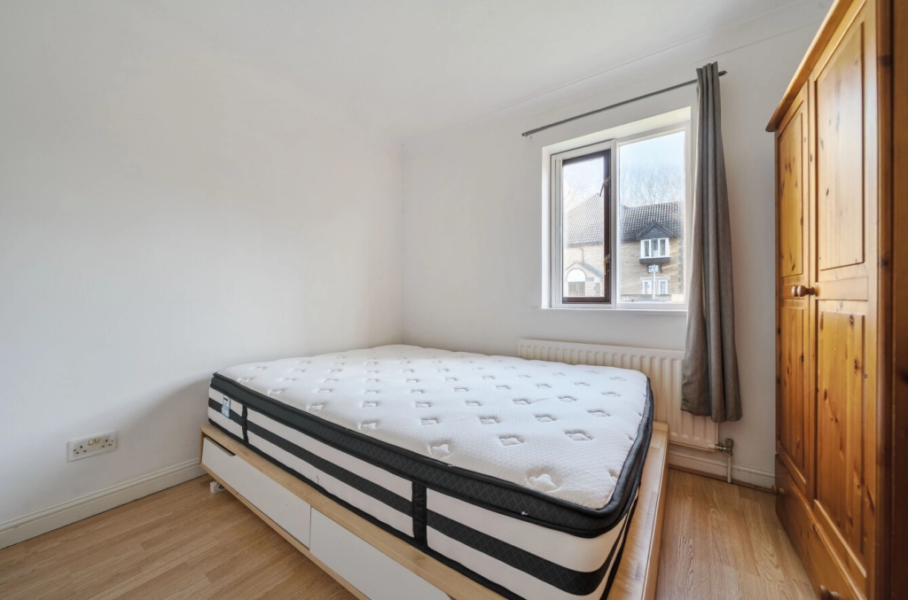 1 bedroom apartments/flats for sale in Swan Drive, Colindale - NW9 view 13