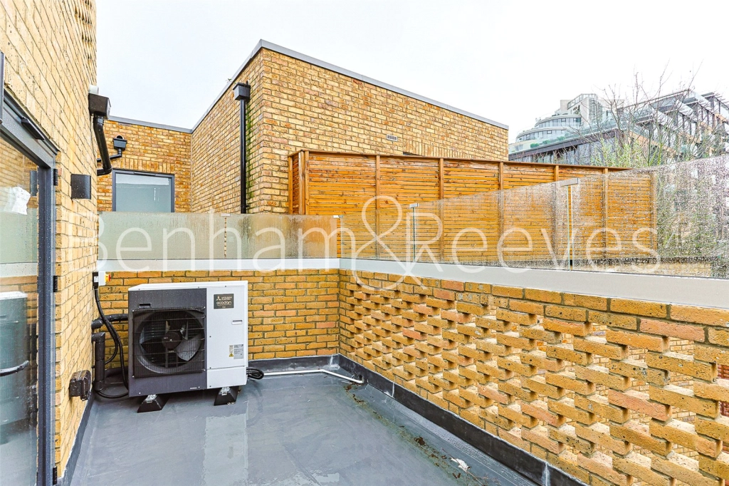 2 bedrooms apartments/flats for sale in Disraeli Road, London - SW15 view 5