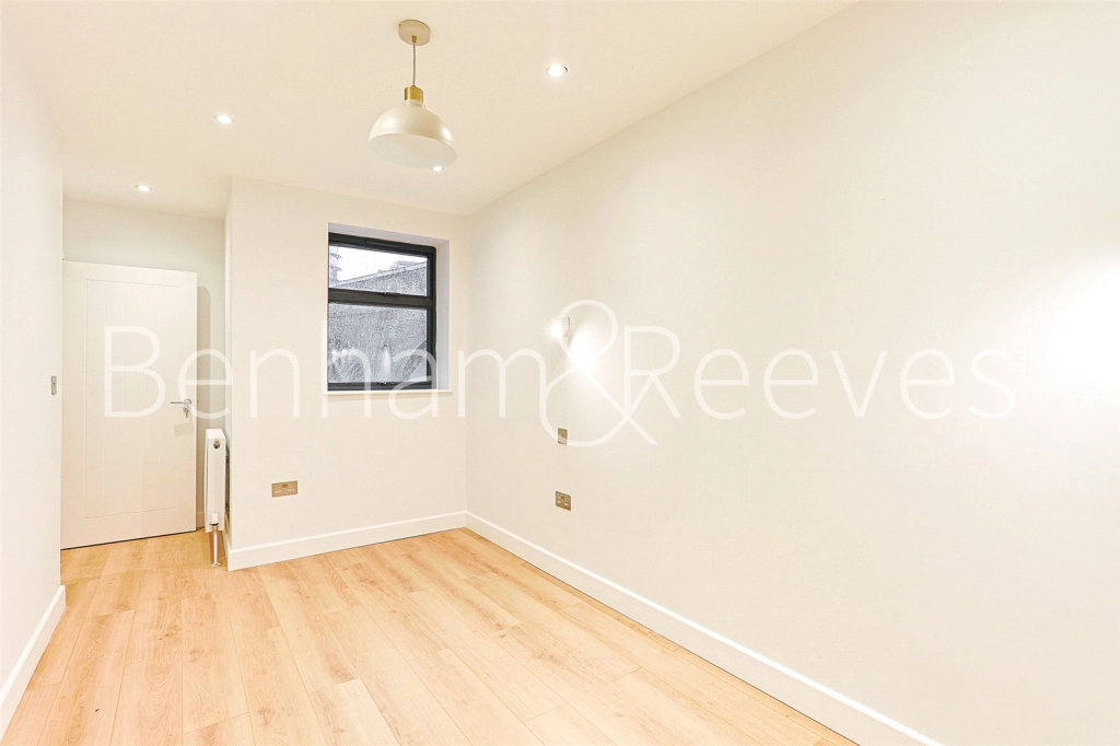 2 bedrooms apartments/flats for sale in Disraeli Road, London - SW15 view 11