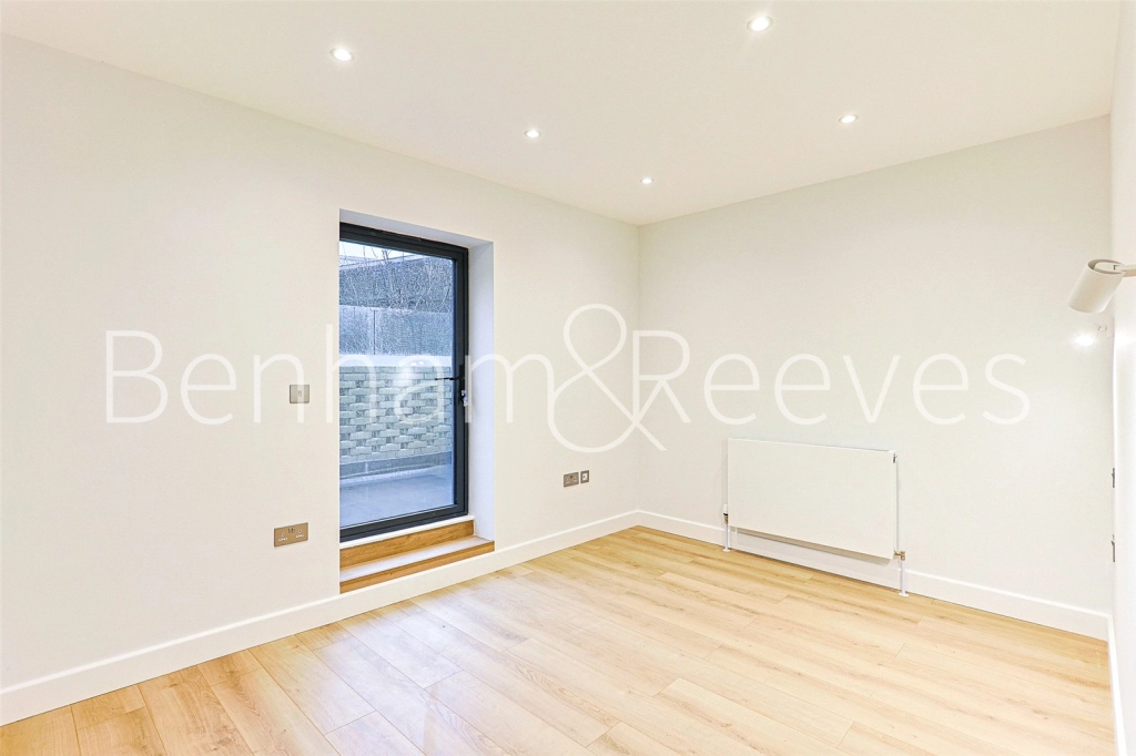 2 bedrooms apartments/flats for sale in Disraeli Road, London - SW15 view 13