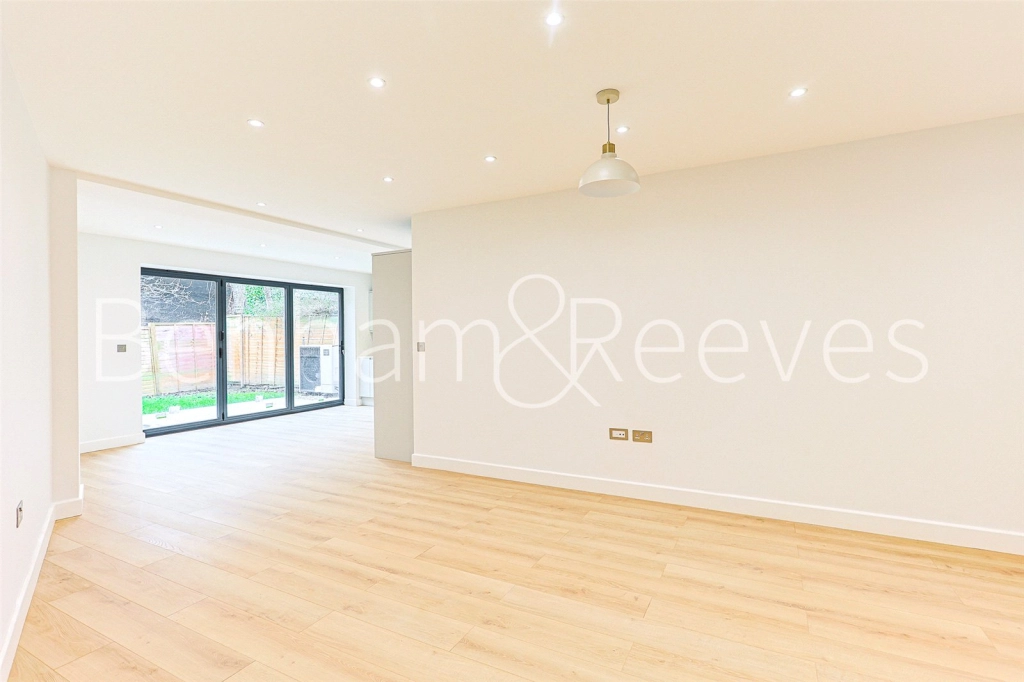 3 bedrooms apartments/flats for sale in Disraeli Road, London - SW15 view 2