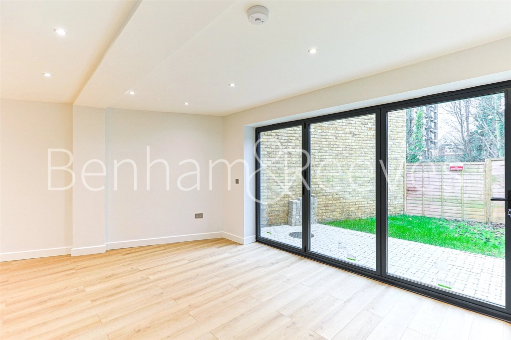 3 bedrooms apartments/flats for sale in Disraeli Road, London - SW15 view 7