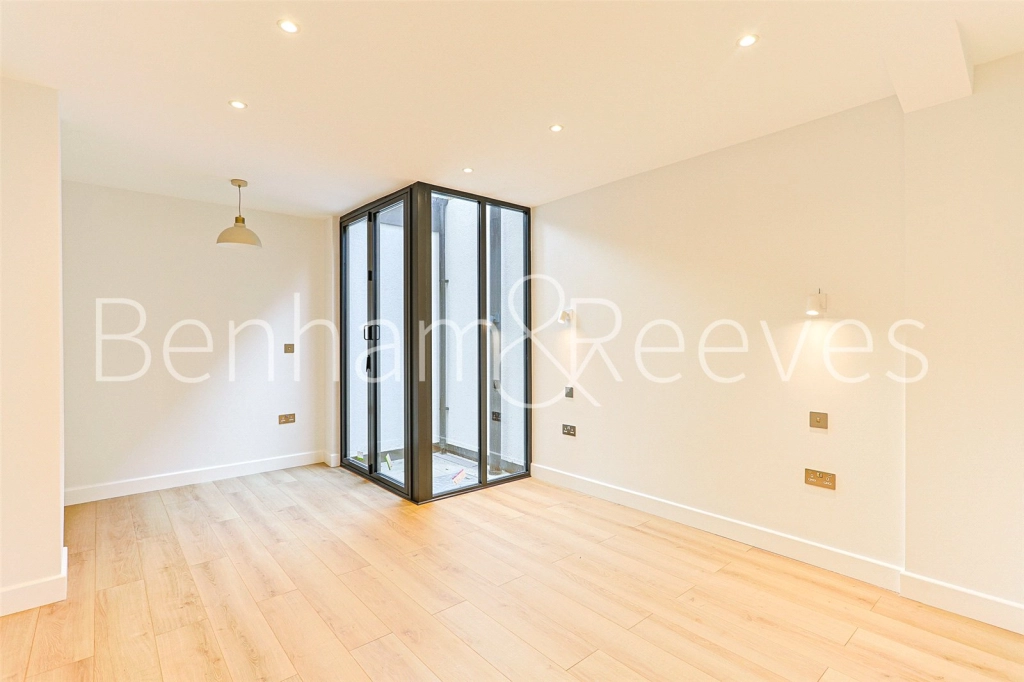 3 bedrooms apartments/flats for sale in Disraeli Road, London - SW15 view 9