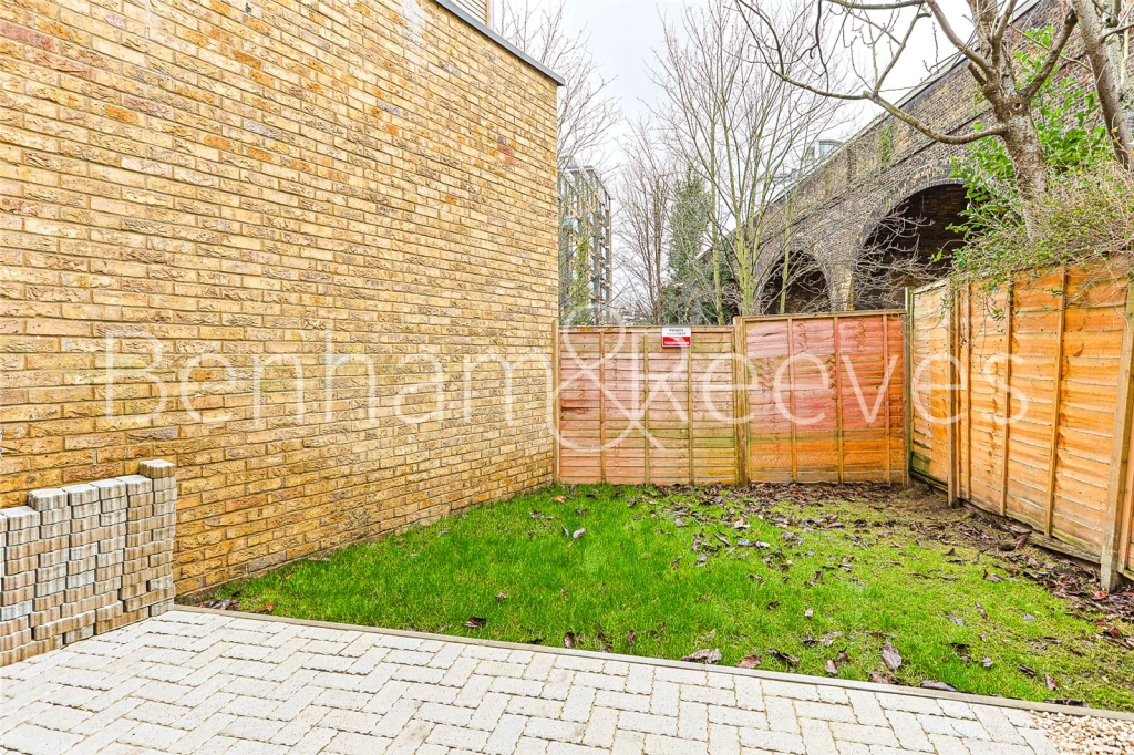 3 bedrooms apartments/flats for sale in Disraeli Road, London - SW15 view 11