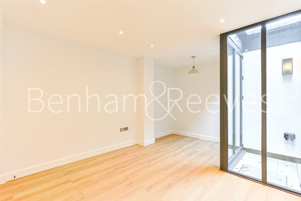 3 bedrooms apartments/flats for sale in Disraeli Road, London - SW15 view 12