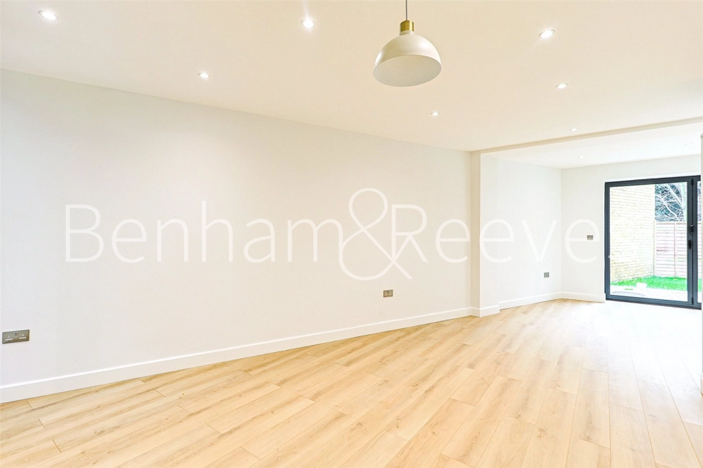 3 bedrooms apartments/flats for sale in Disraeli Road, London - SW15 view 18