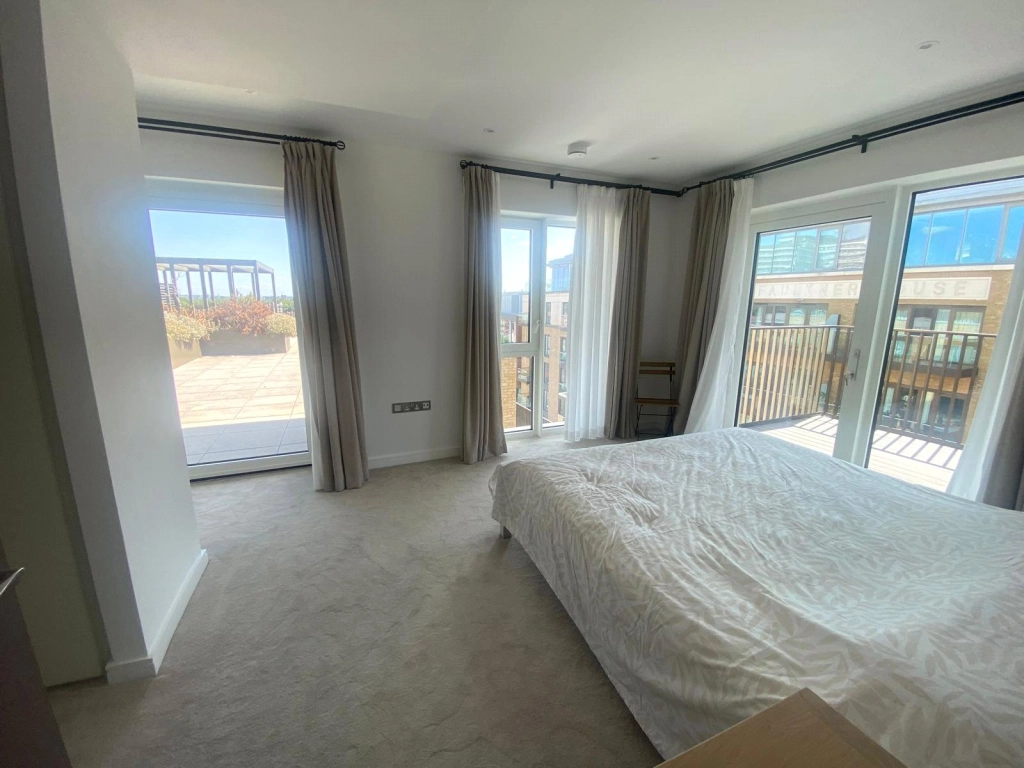3 bedrooms apartments/flats for sale in Parrs Way, London - W6 view 11