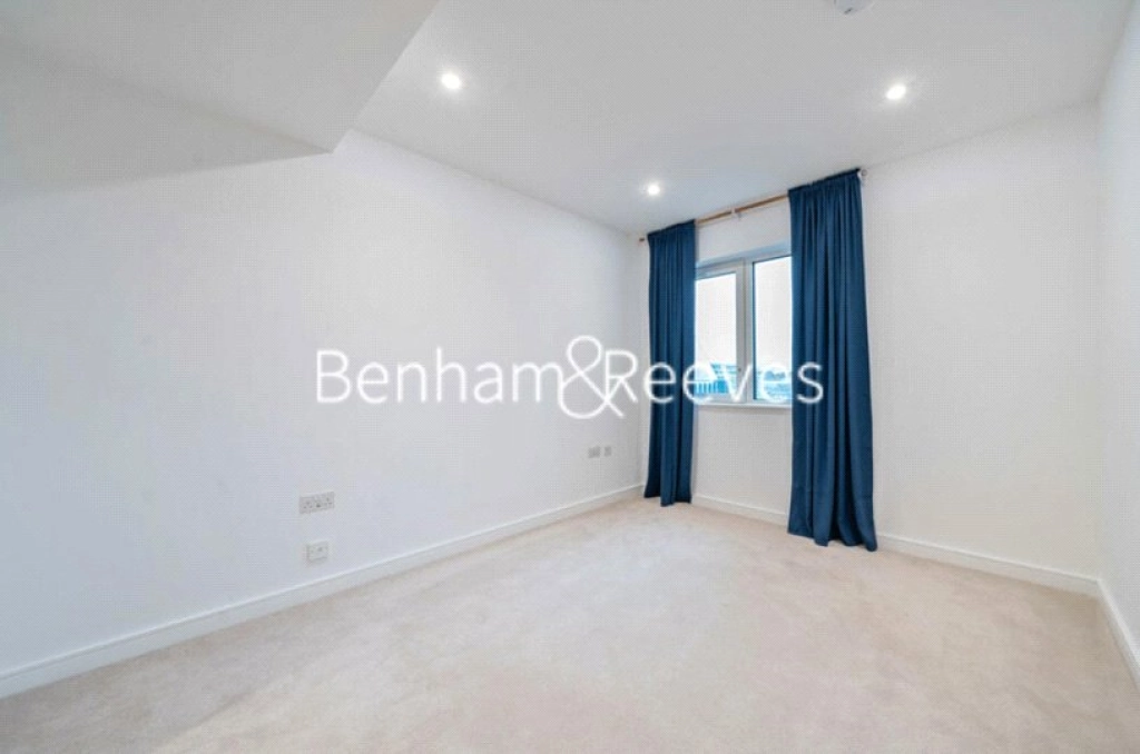 2 bedrooms apartments/flats for sale in Parrs Way, London - W6 view 3