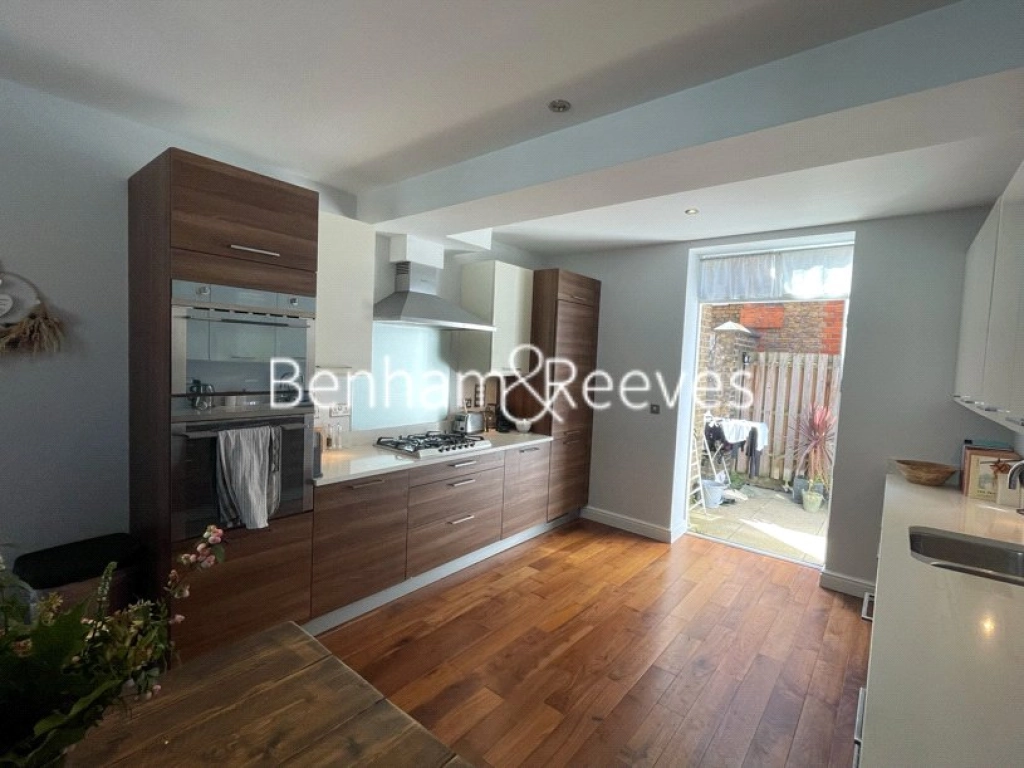 3 bedrooms apartments/flats for sale in Bagleys Lane, London - SW6 view 2