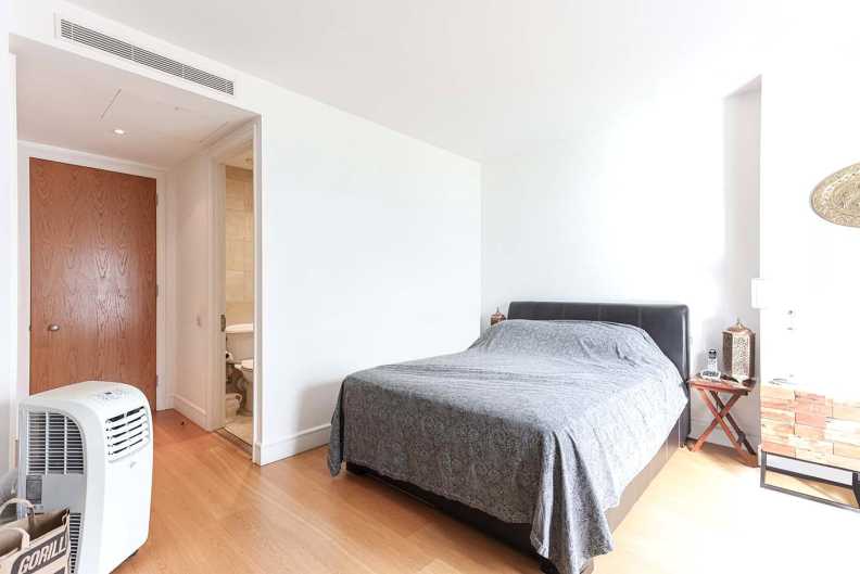 3 bedrooms apartments/flats to sale in Berkeley Tower, 48 Westferry Circus, Canary Wharf-image 20