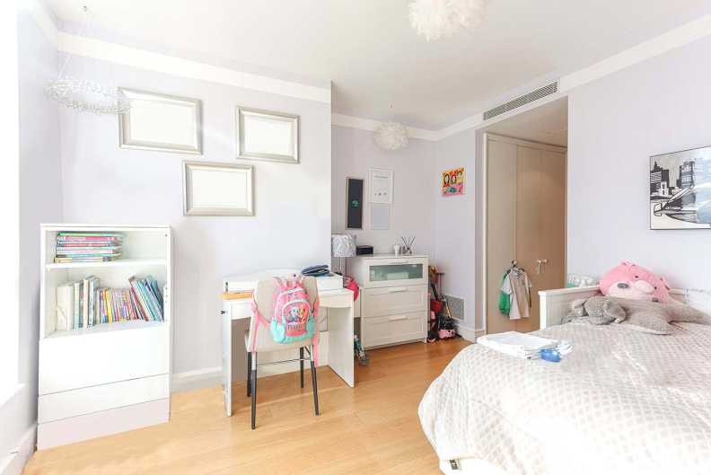 3 bedrooms apartments/flats to sale in Berkeley Tower, 48 Westferry Circus, Canary Wharf-image 16
