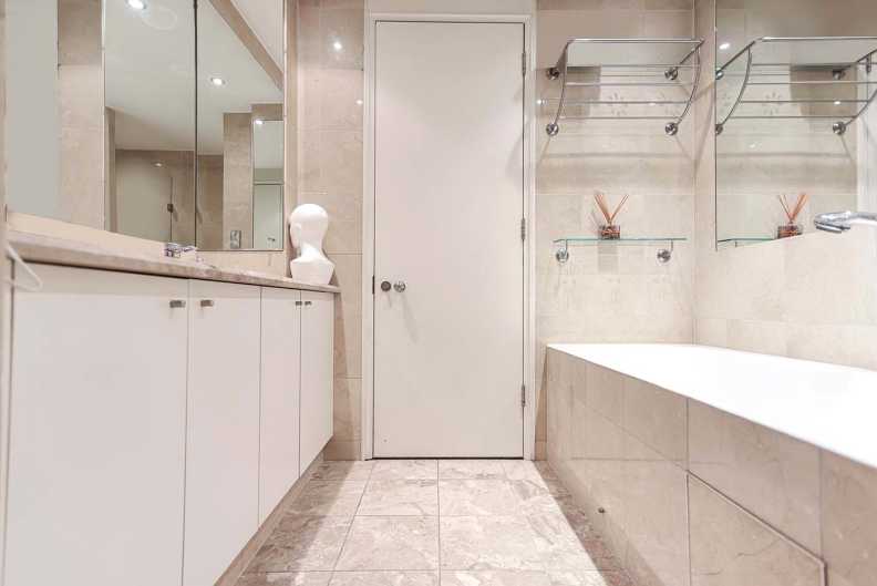 3 bedrooms apartments/flats to sale in Berkeley Tower, 48 Westferry Circus, Canary Wharf-image 24