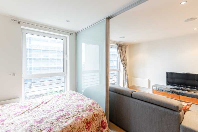1 bedroom apartments/flats to sale in Townmead Road, London-image 21