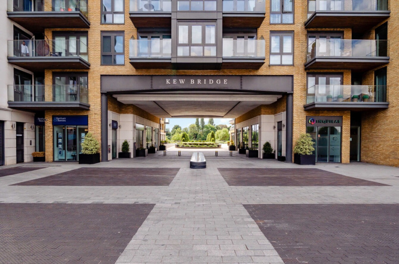 1 bedroom flat for Sale in Kew Bridge Road, Brentford, TW8, London