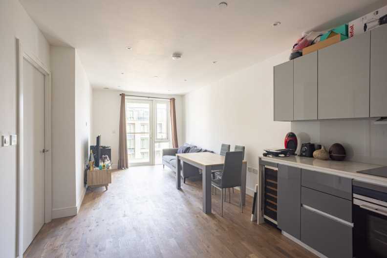 1 bedroom flat for Sale in Juniper Drive, Wandsworth, SW18, London