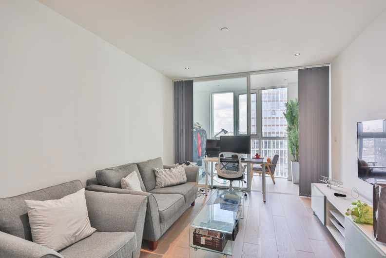 1 bedroom apartments/flats to sale in Wandsworth Road, Nine Elms-image 2