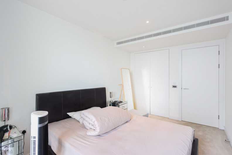 1 bedroom apartments/flats to sale in Wandsworth Road, Nine Elms-image 5