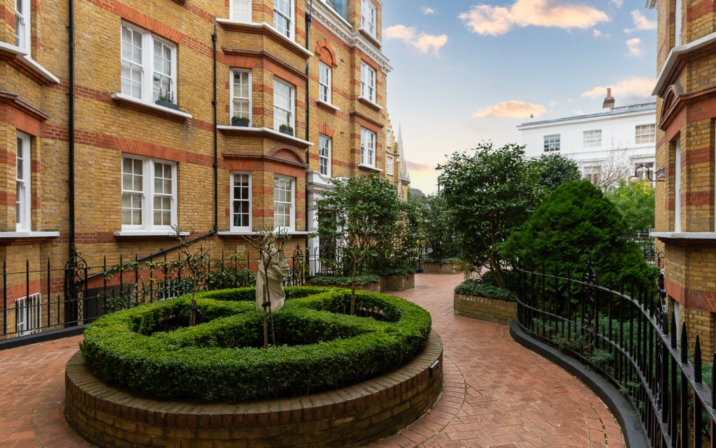 3 bedrooms apartments/flats for sale in Pitt Street, Kensington - W8 view 17