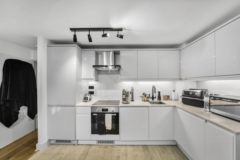Studio apartments/flats to sale in Kensington Gardens Square, Kensington-image 3