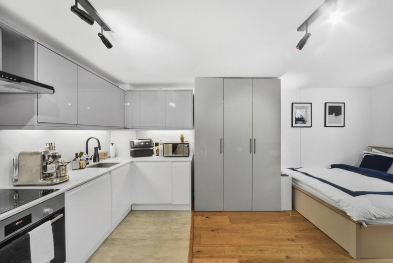 Studio apartments/flats to sale in Kensington Gardens Square, Kensington-image 9